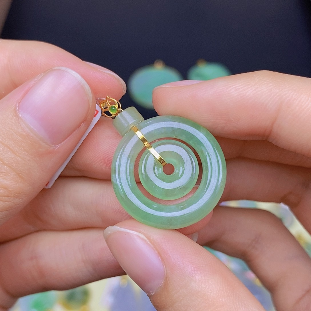 翡翠颈饰18K金镶嵌翡翠