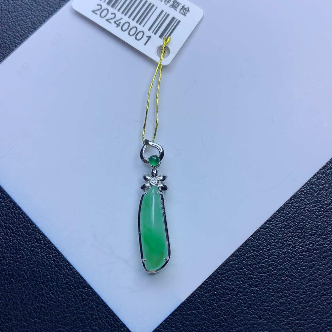 翡翠颈饰未镶嵌生****甜随形