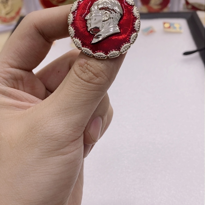 其他普通金属勇*葵花红色纪念章