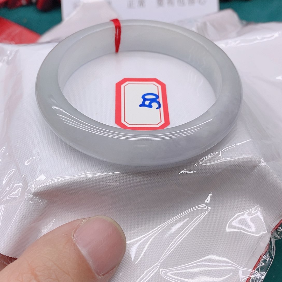 翡翠手镯未镶嵌何**梦50000000