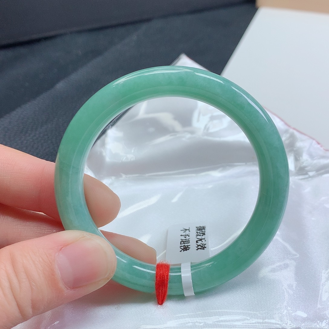 翡翠手镯未镶嵌满绿圆条手镯54q k