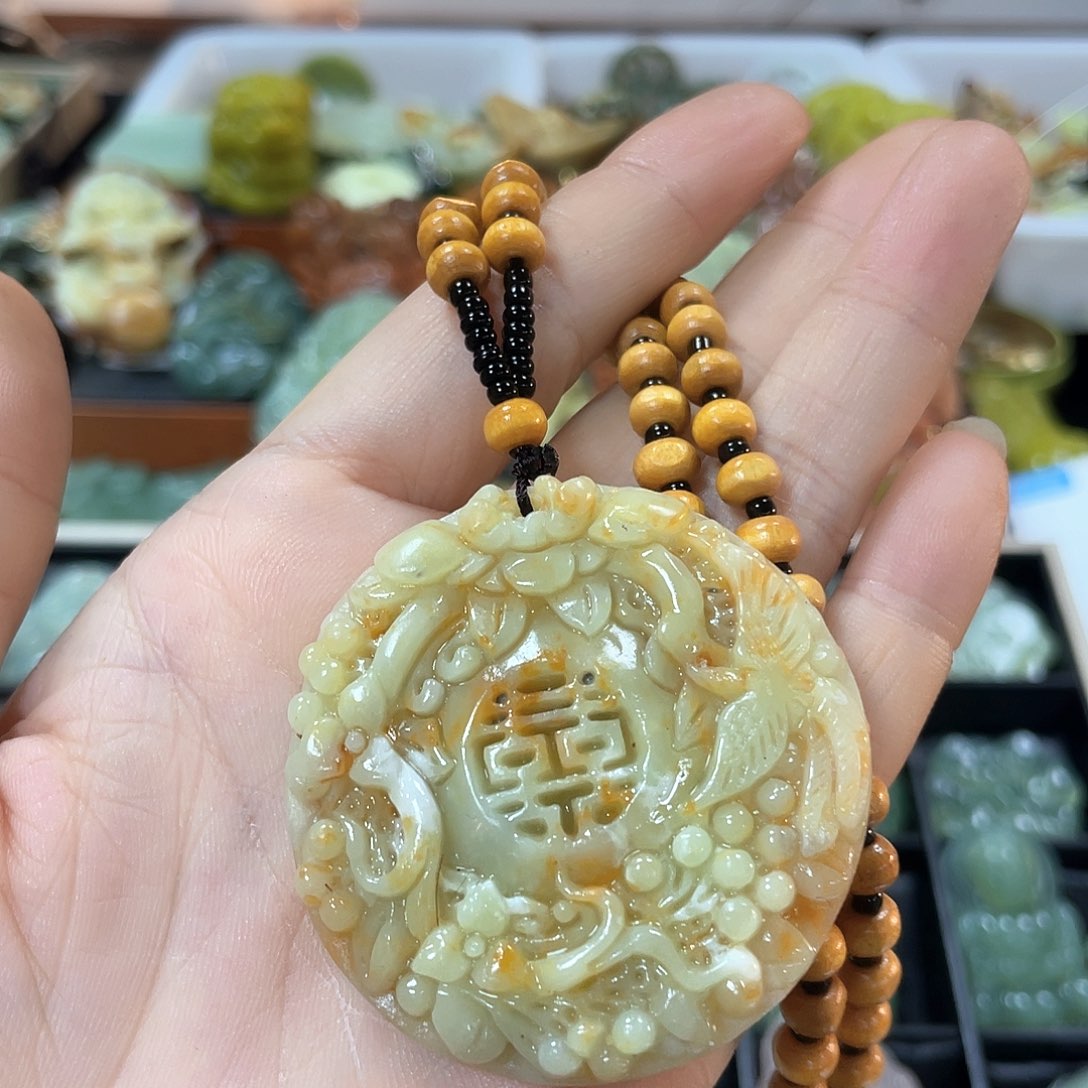 蛇纹石玉颈饰未镶嵌