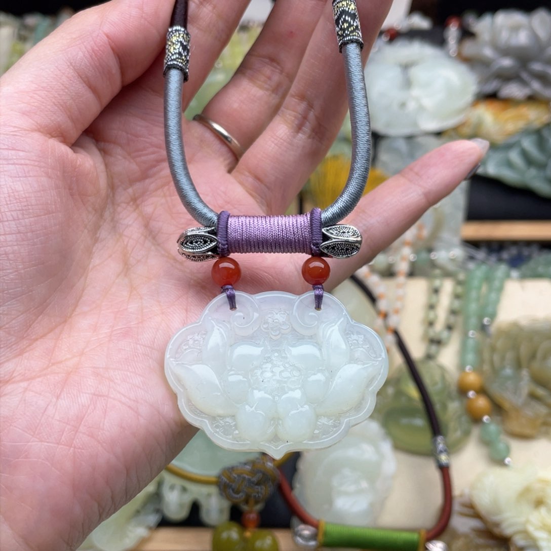 蛇纹石玉颈饰未镶嵌