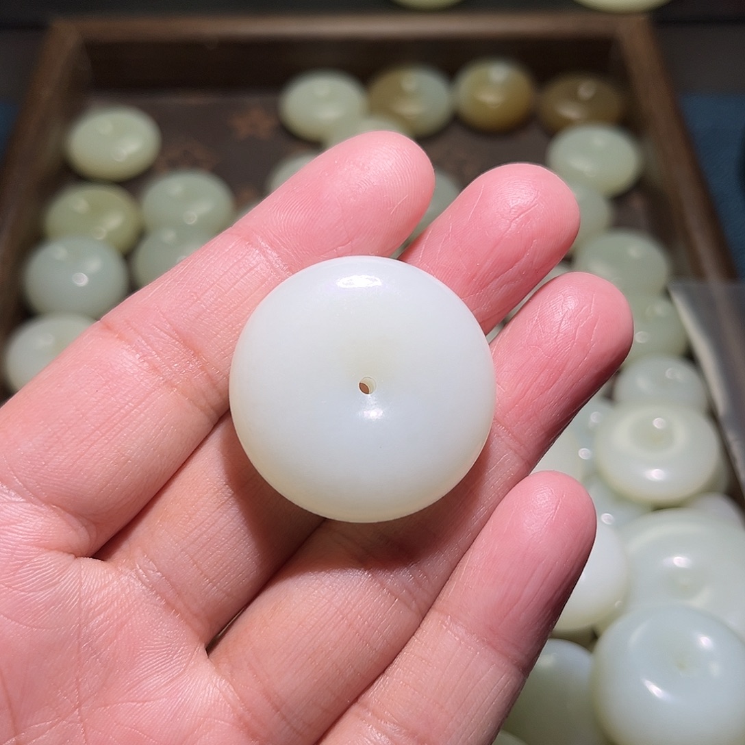 橙***泽和田玉未镶嵌颈饰