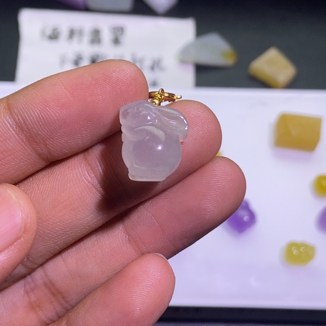 丫***米翡翠未镶嵌颈饰吊坠