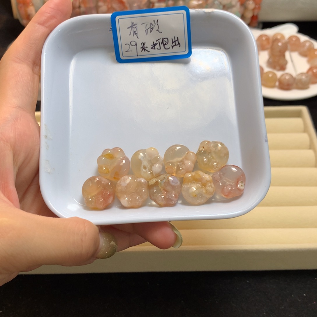 未镶嵌手链玛瑙/玉髓有瑕，打包出，一共9个猫爪已打孔