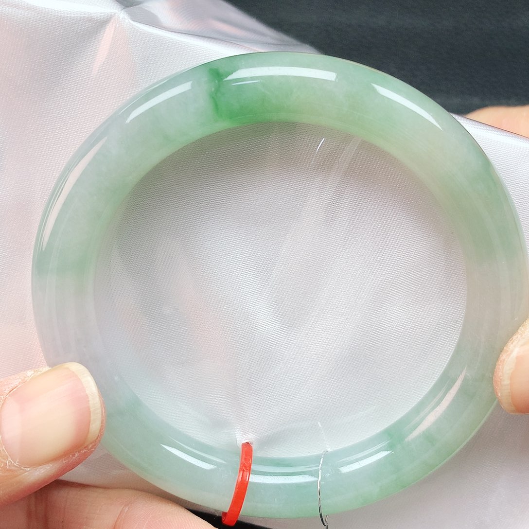 翡翠手镯未镶嵌55圈 