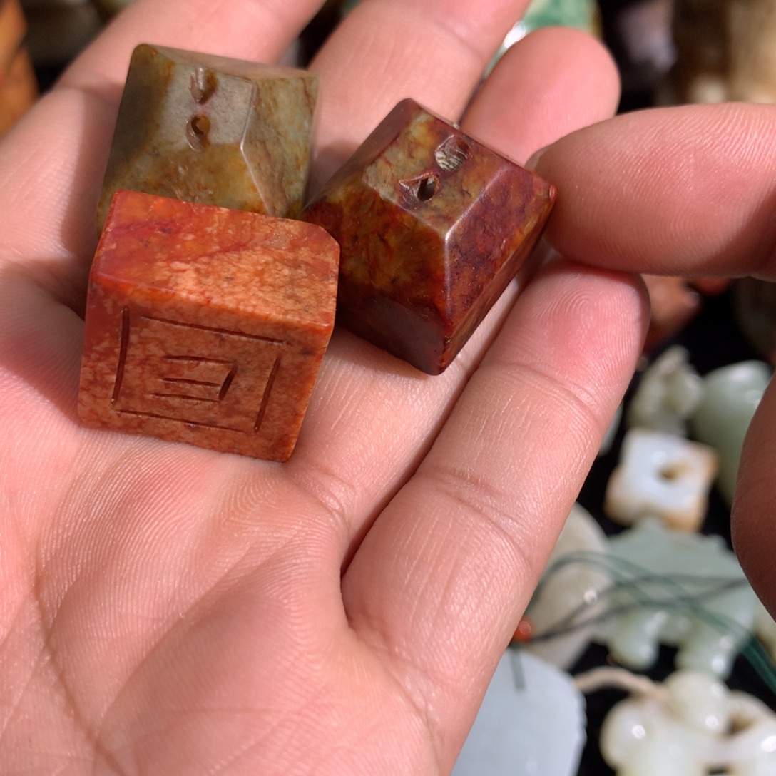 透闪石质玉未镶嵌颈饰