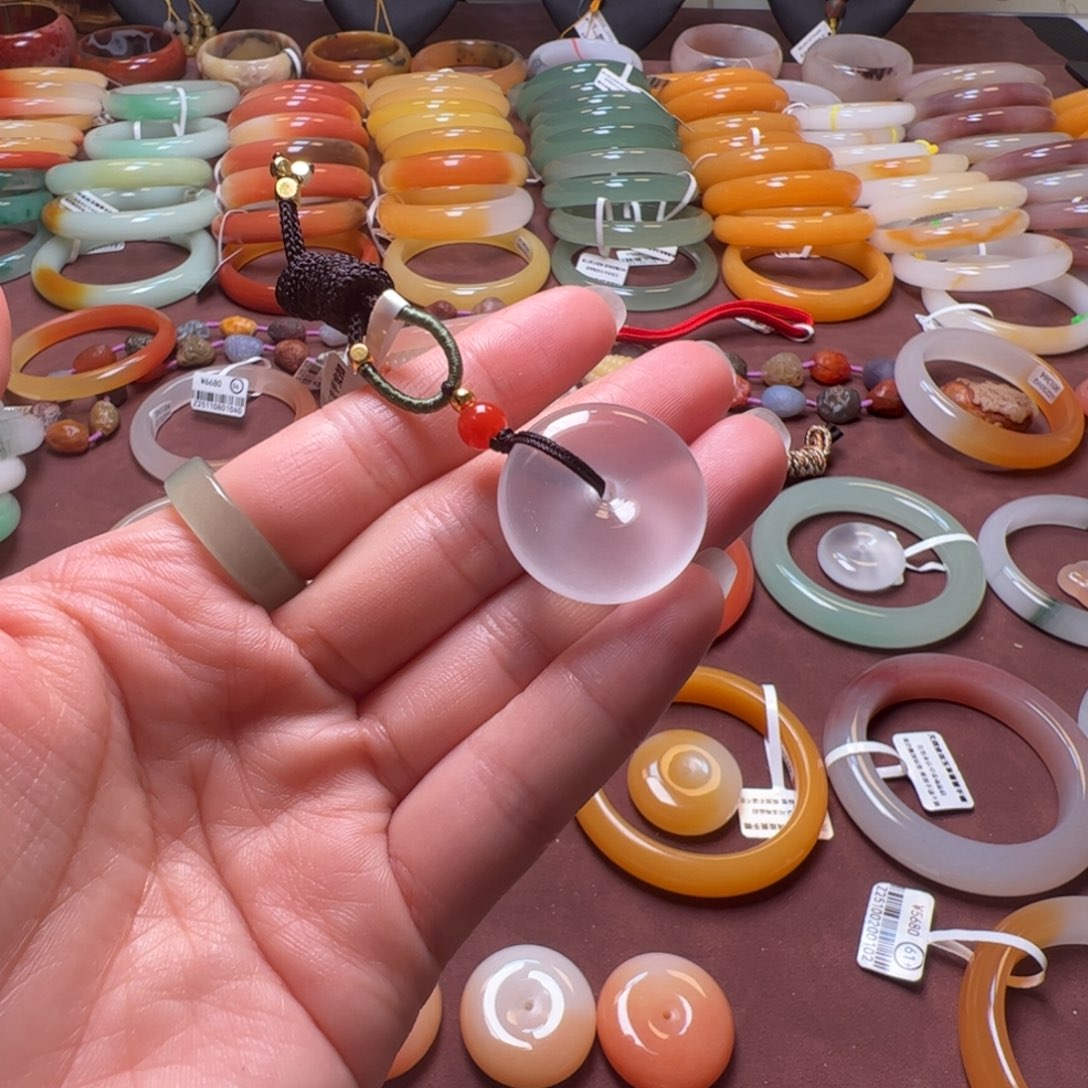 财***女石英岩玉未镶嵌手镯