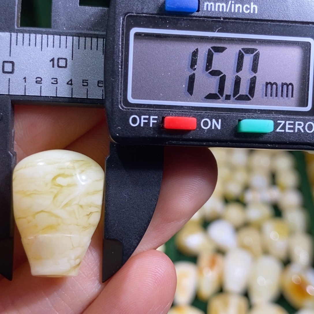 蜜蜡未镶嵌裸石微瑕