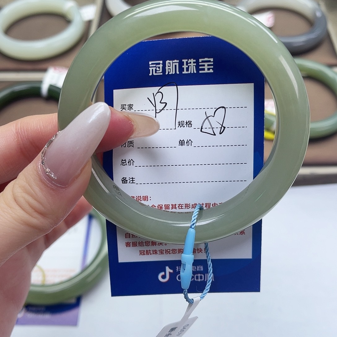 和田玉手镯未镶嵌思*