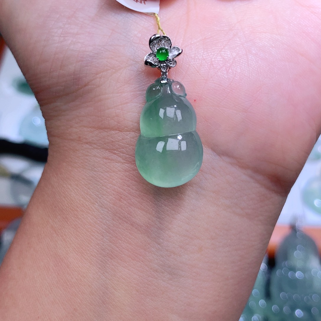 翡翠18K金镶嵌颈饰葫芦