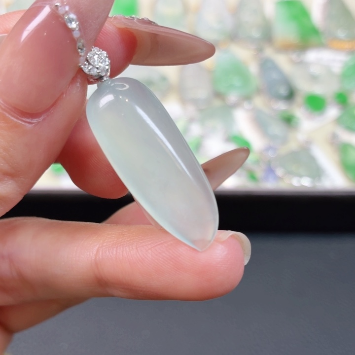 颈饰18K金镶嵌翡翠