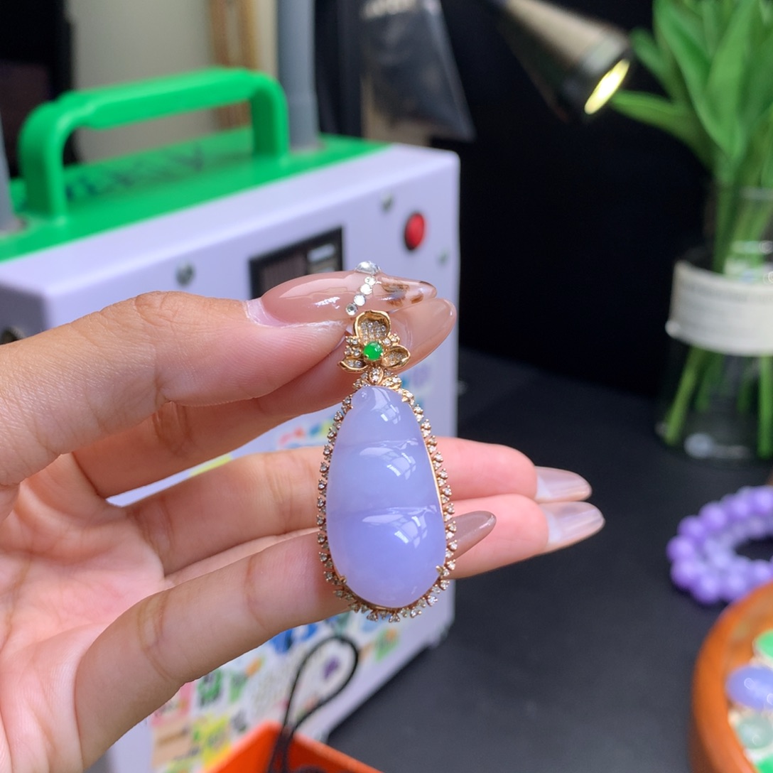 翡翠18K金镶嵌颈饰