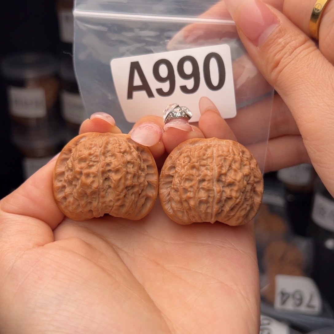 文玩核桃吊坠血麒麟38