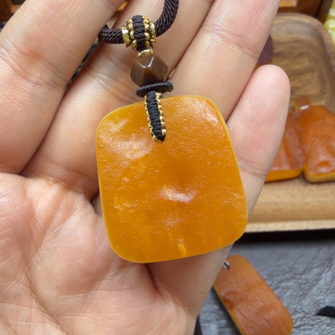 琥珀未镶嵌吊坠(赠链)
