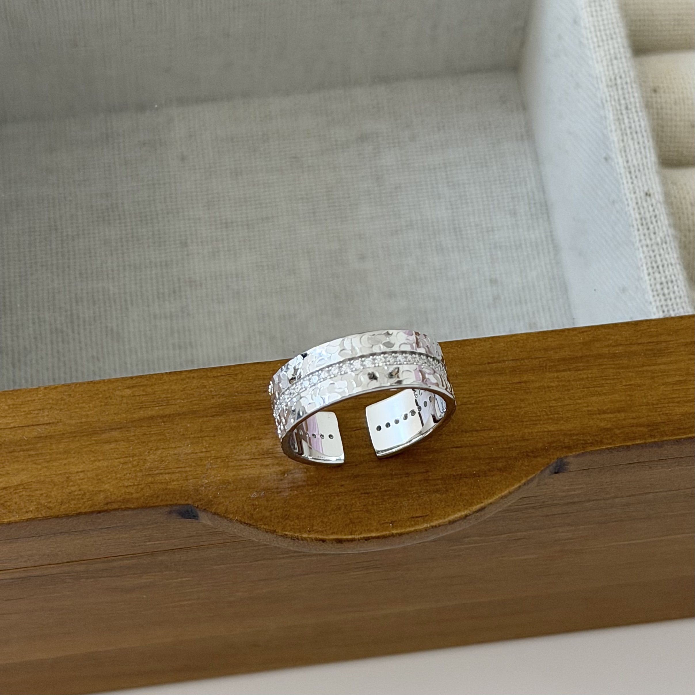 925银戒指 《夹心饼干》ins设计师款小众百搭轻奢碎冰车花亮闪戒指