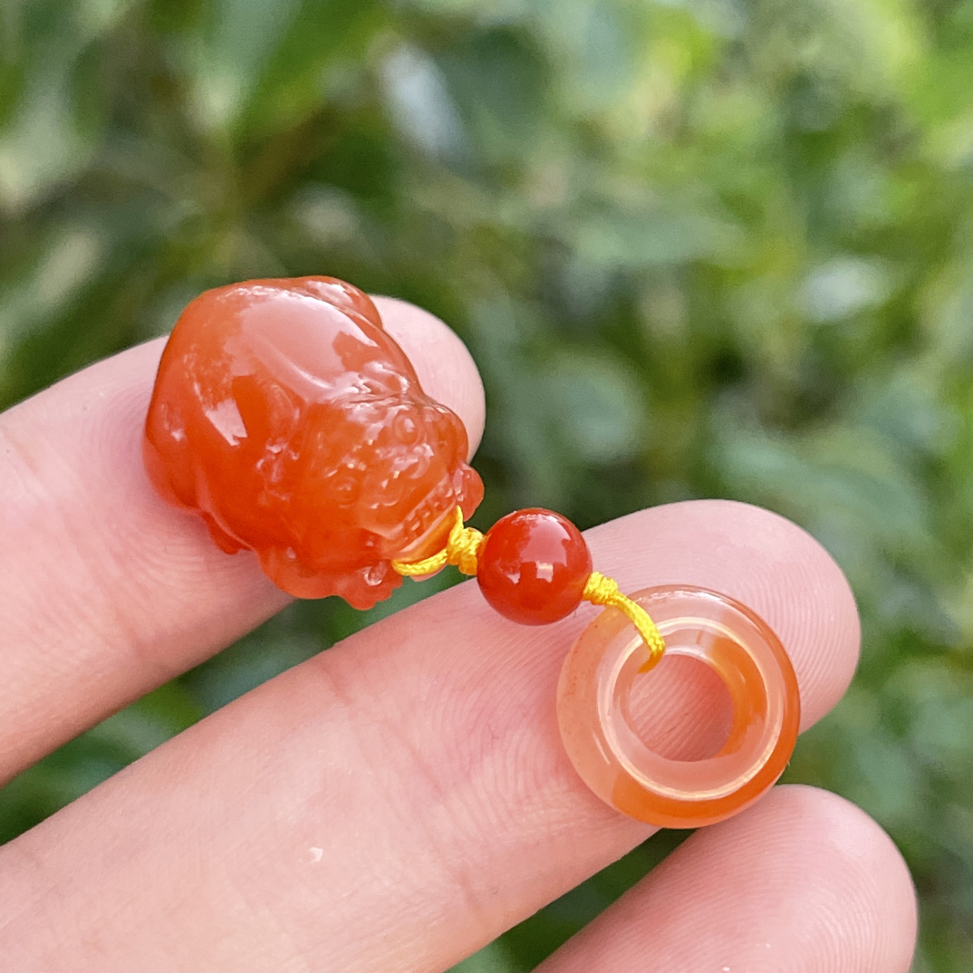 精品南红玛瑙配饰貔貅侧挂颜色红润尺寸13.7x17x11mm