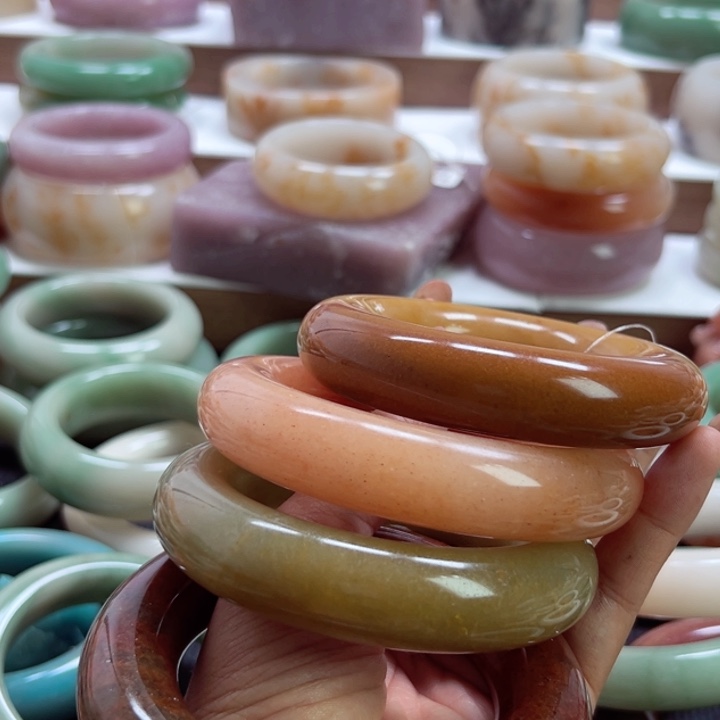 未镶嵌手镯石英岩玉