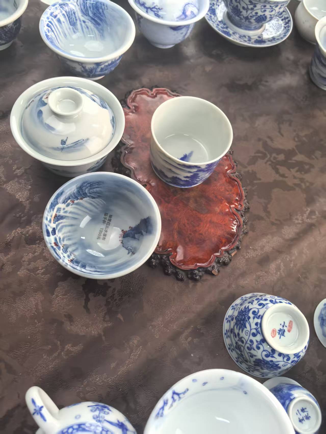 青花手绘山水盖碗