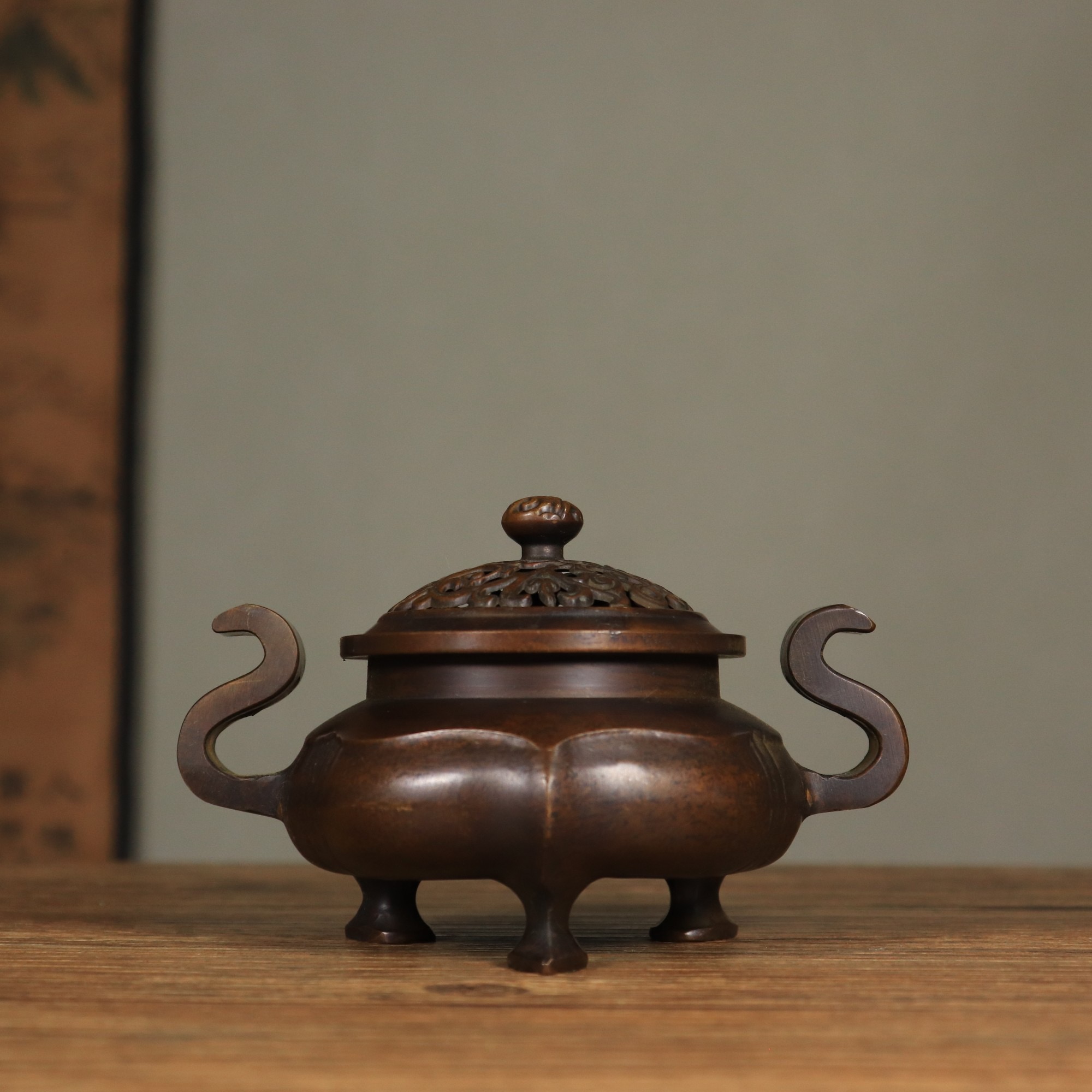 纯铜海棠香薰炉    色泽雅致   