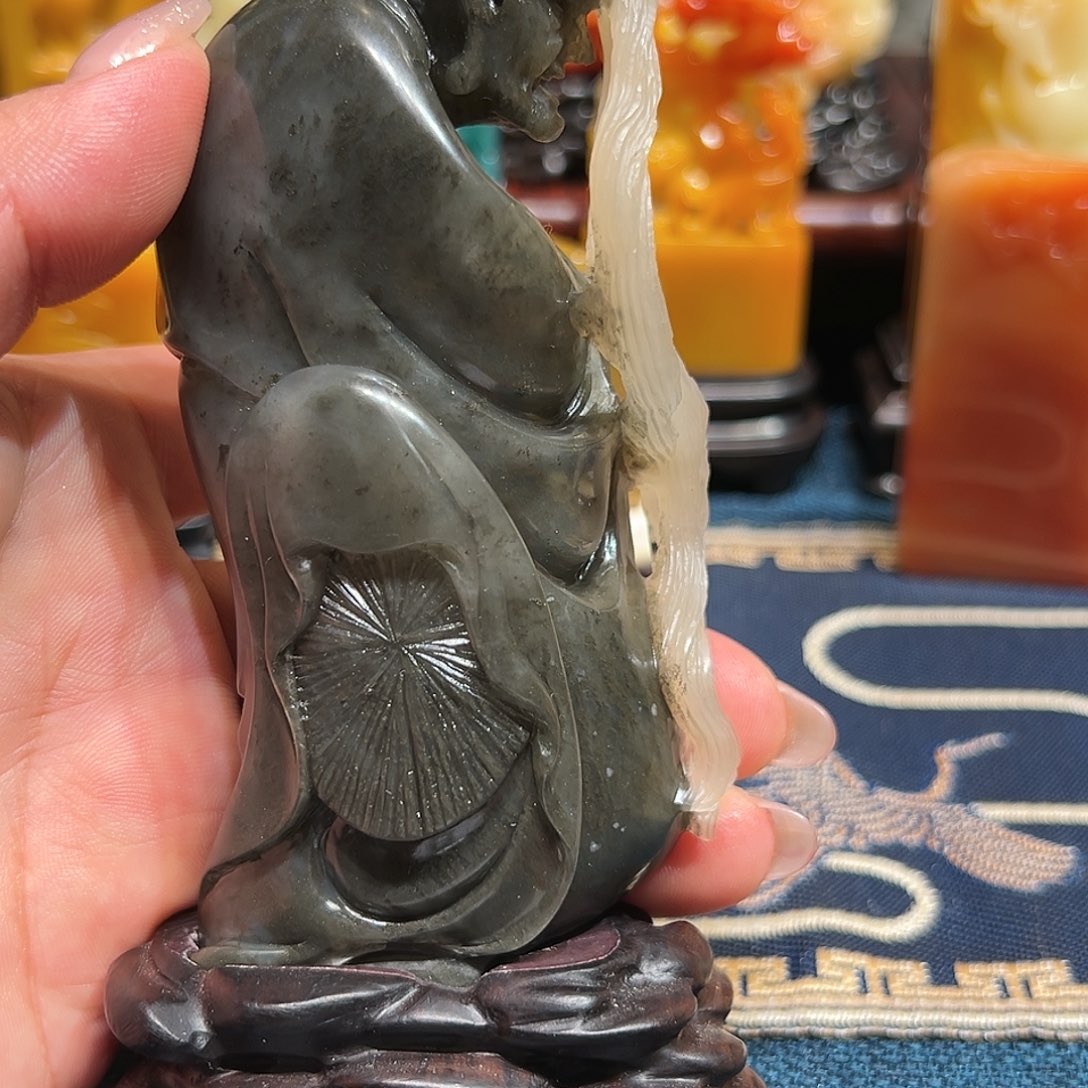 寿山石印石刘**溜鸡母窝