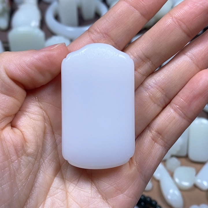 和田玉挂件未镶嵌梧**?