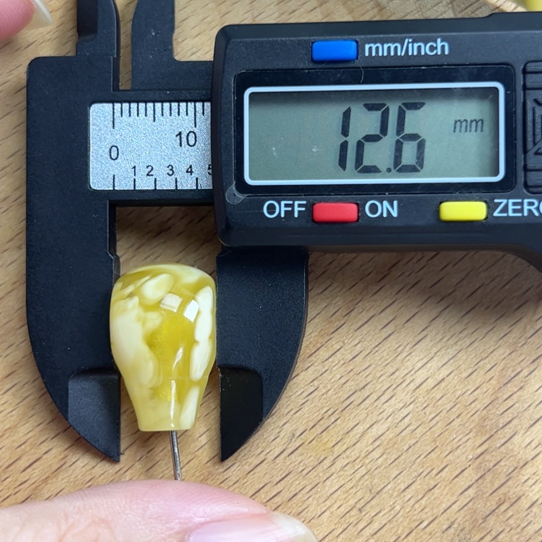裸石琥珀未镶嵌三通