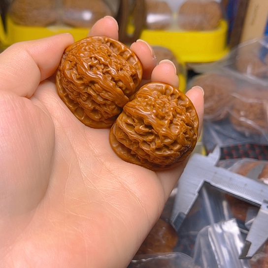 文玩核桃吊坠白狮子