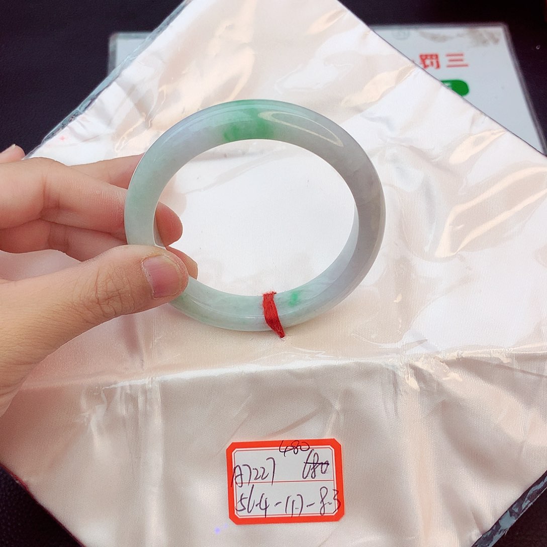 翡翠手镯未镶嵌翡翠