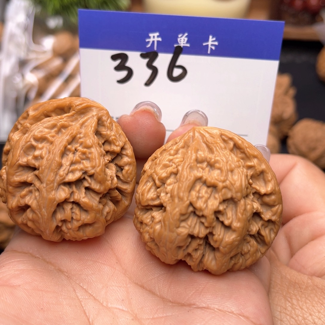 文玩核桃吊坠大粗筋。座山雕。边42。丹