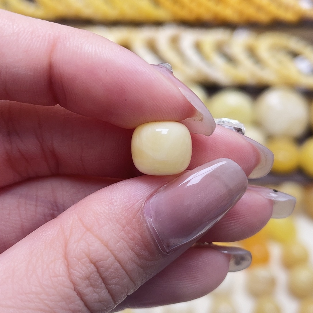 琥珀未镶嵌裸石10.2*8.8mm老型瑕