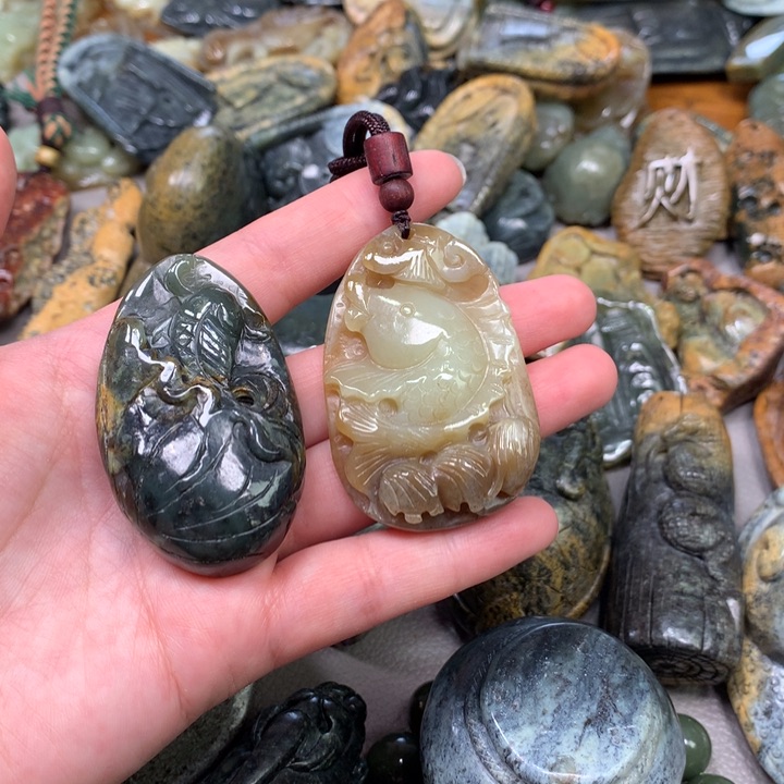 岫岩河磨玉（透闪石质玉）挂件未镶嵌释*