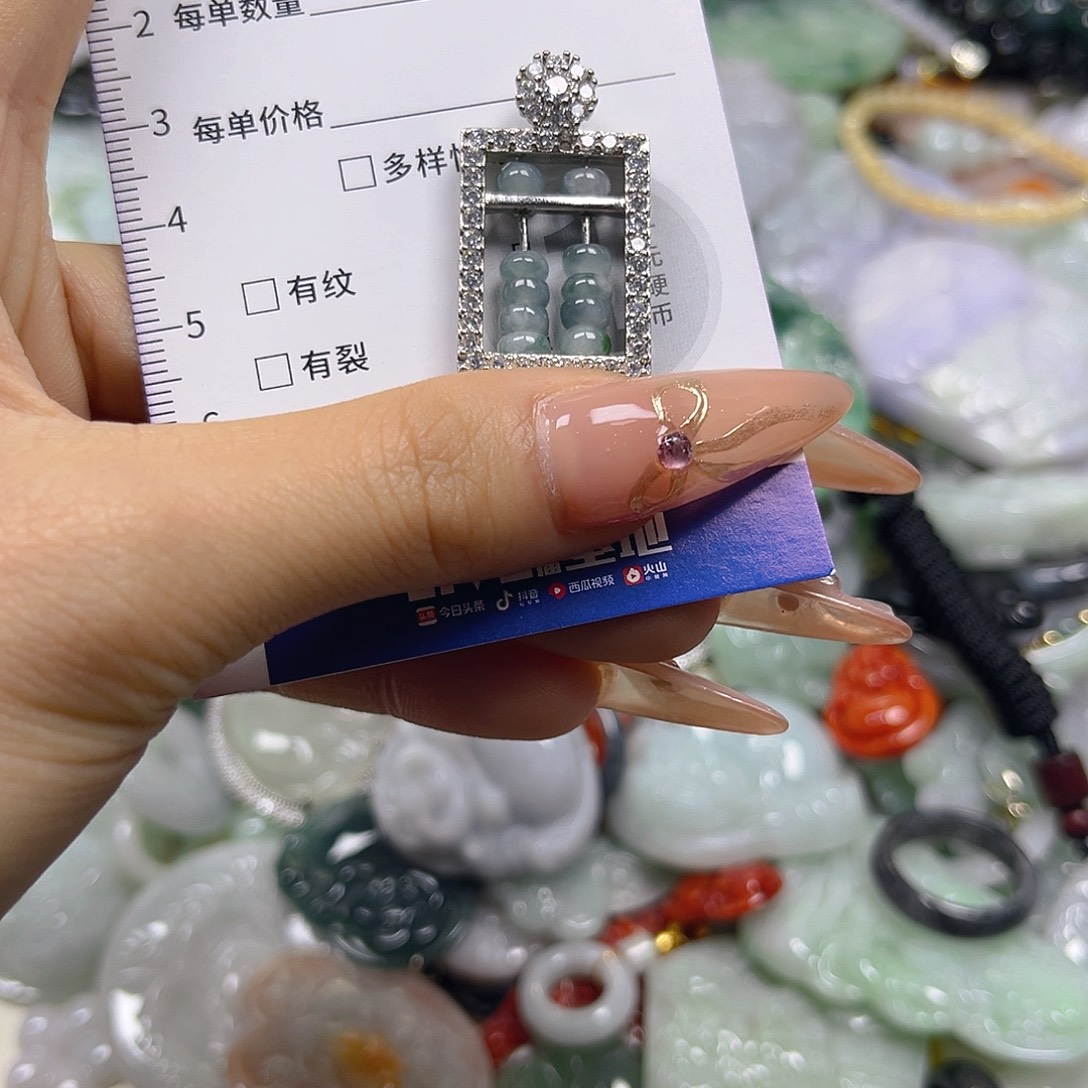 翡翠未镶嵌颈饰hhh