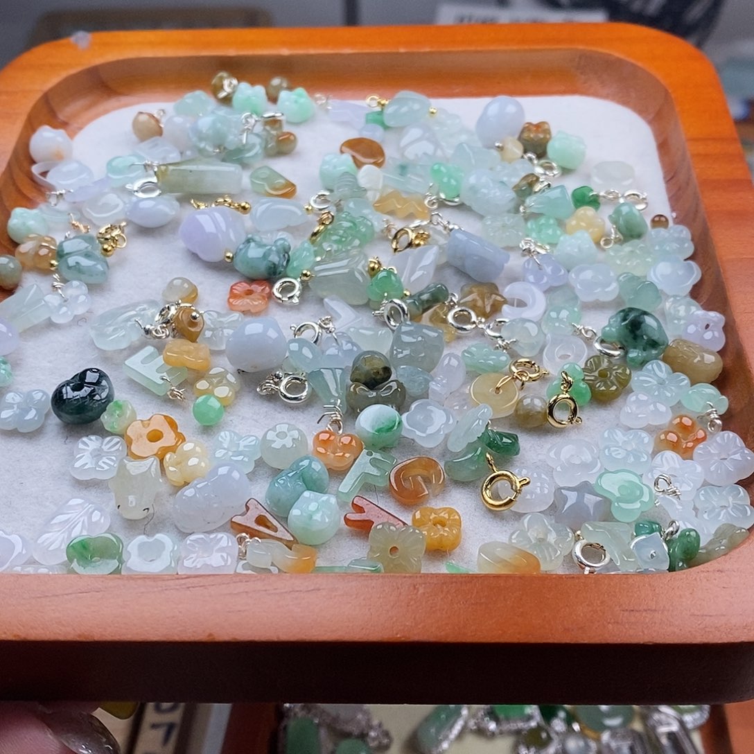 翡翠颈饰未镶嵌小提溜1个