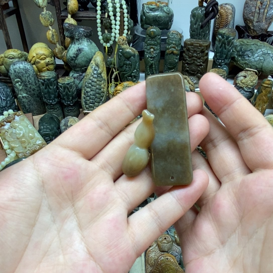 未镶嵌岫岩老玉（透闪石质玉）把件