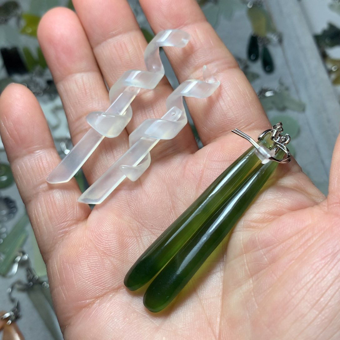 蛇纹石玉耳环未镶嵌呆*?