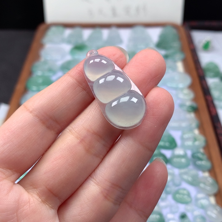 颈饰未镶嵌翡翠冰种福豆