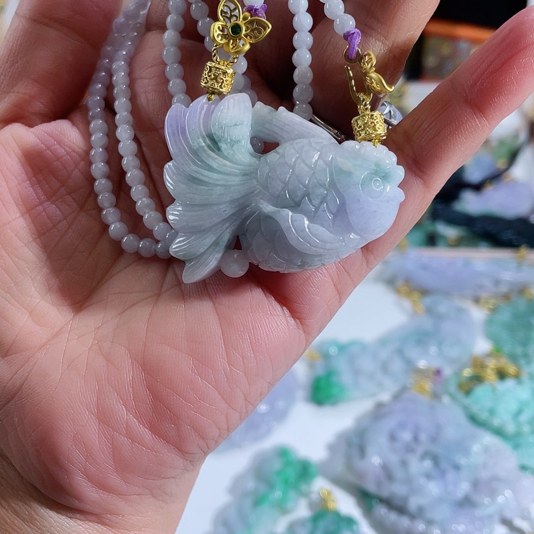 翡翠颈饰未镶嵌春彩鱼一