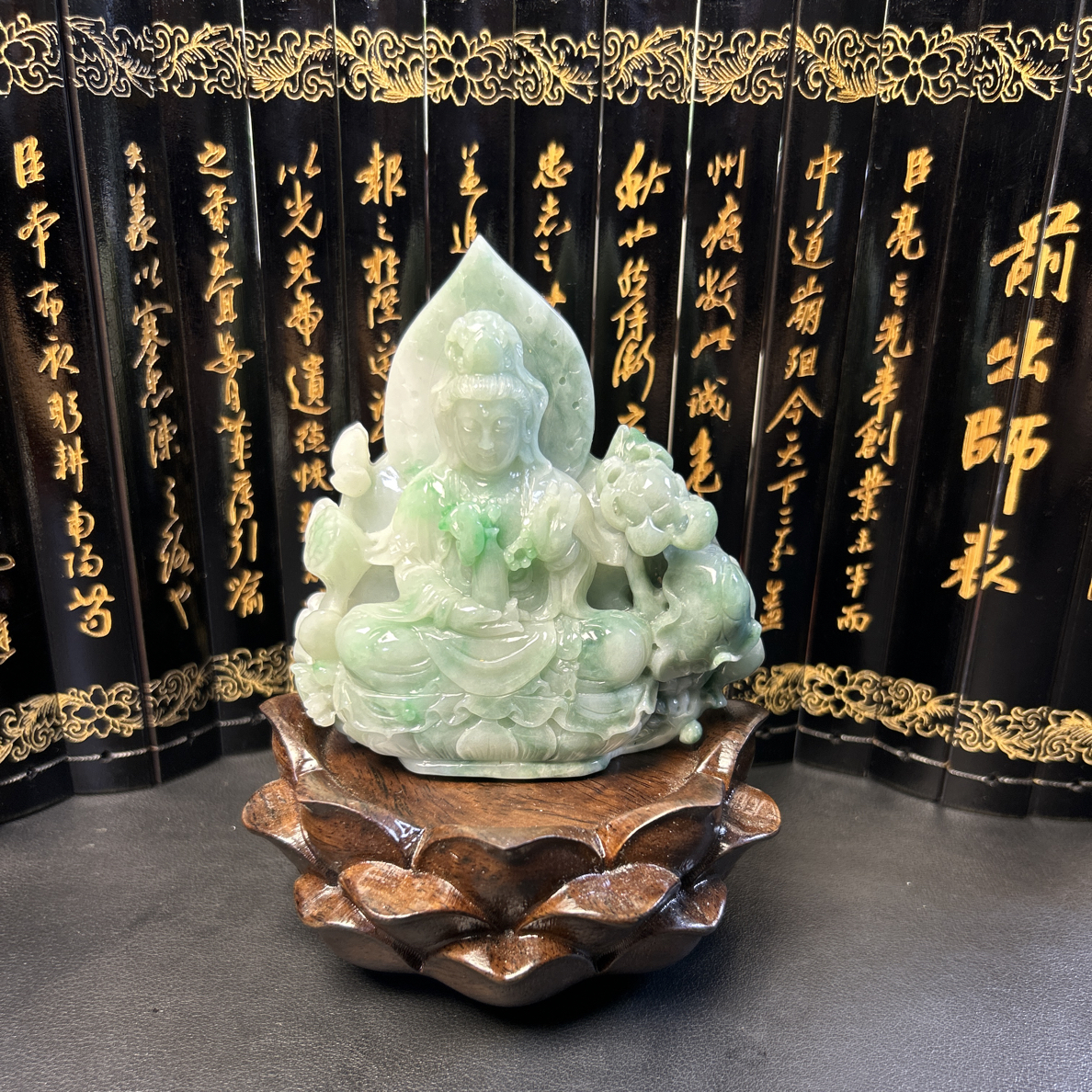 正装观音花色皆美小摆件