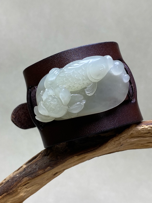 新疆和田白玉《荷塘雅趣》腕带 尺寸:净玉53.6/28.4/20.6mm 