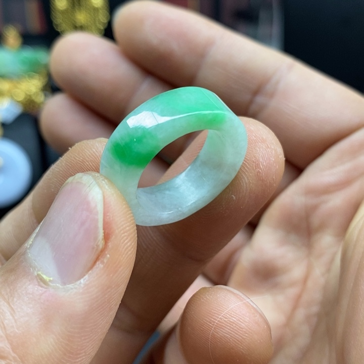 翡翠未镶嵌颈饰戒指