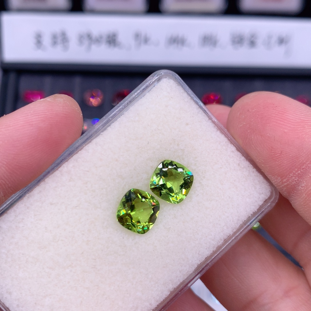 方8裸石2颗橄榄石未镶嵌