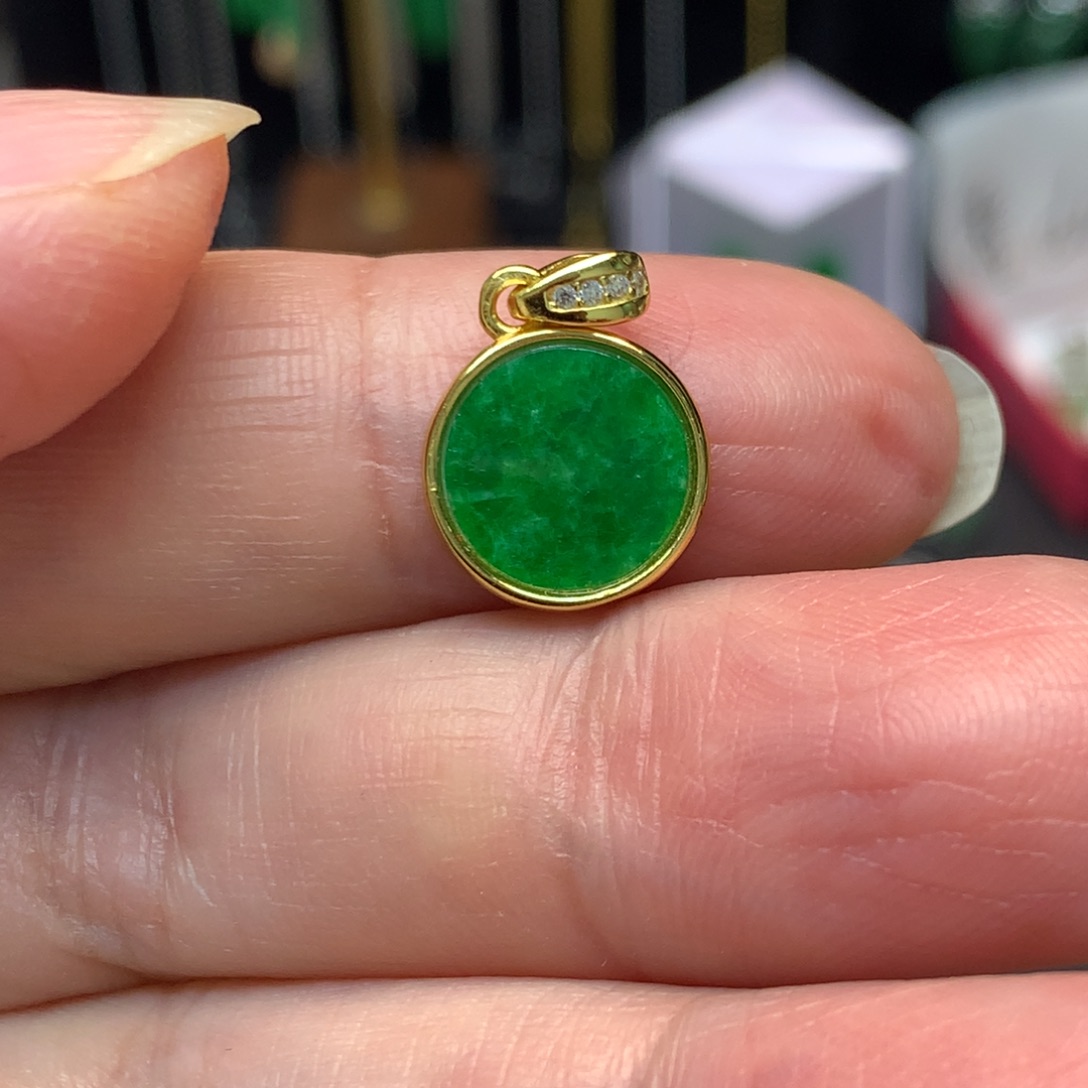 老***事翡翠未镶嵌颈饰有纹裂