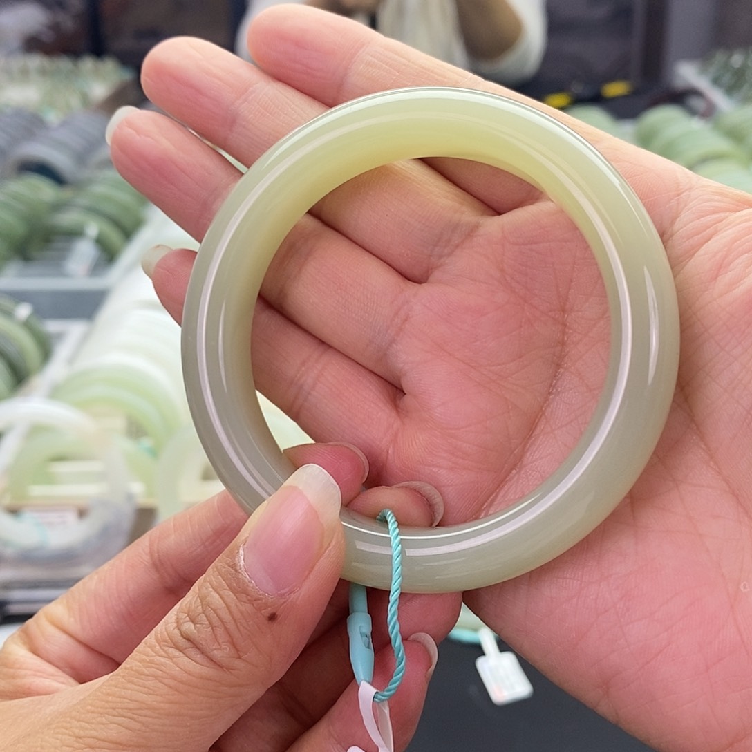 和田玉未镶嵌和田玉手镯56.57