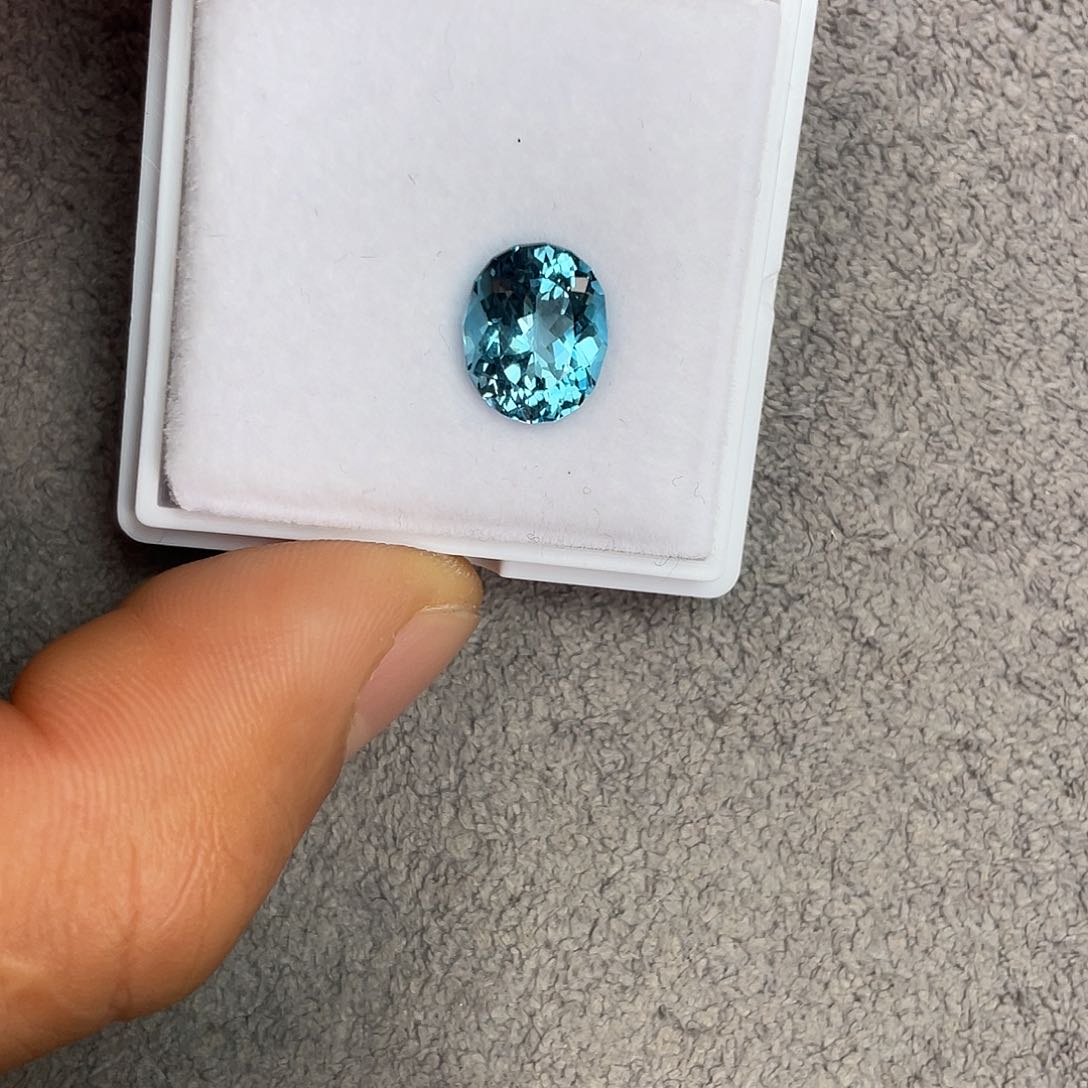 托帕石裸石未镶嵌4.56Ct。