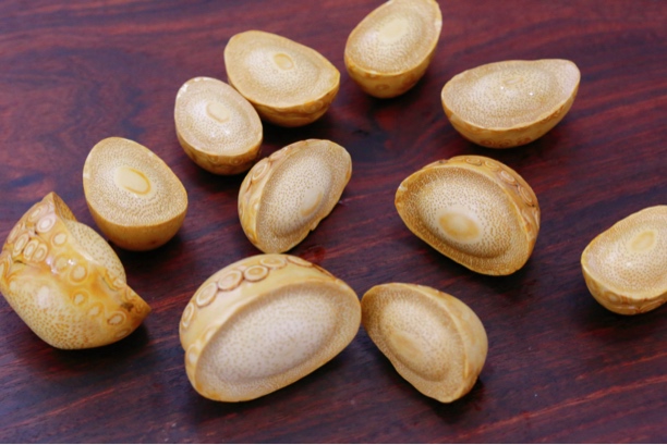 竹根雕小元宝，随形雕刻小元宝