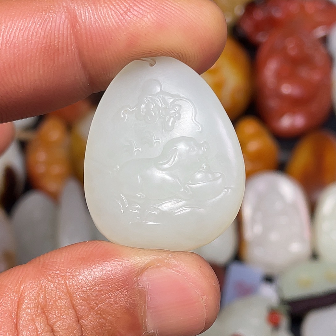 和田玉未镶嵌颈饰吊坠