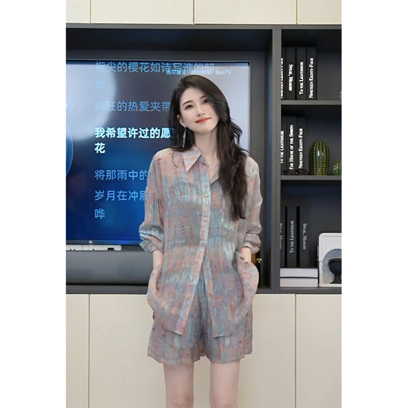 小乖逃X三个码孔雀鱼翻领印花套装粉色扎染上衣短裤排扣 240559