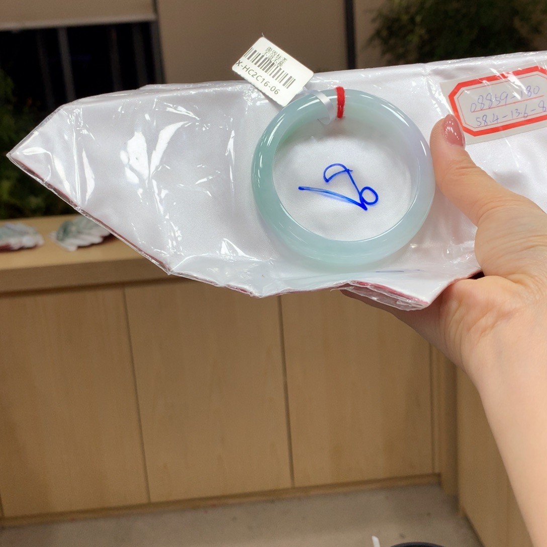 翡翠手镯未镶嵌不退不换